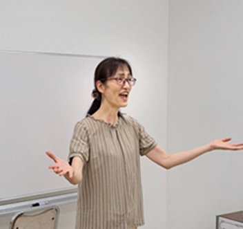歌いながらレッスンする菊美先生
